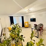 Vibrant Apartment #12Lunipebega